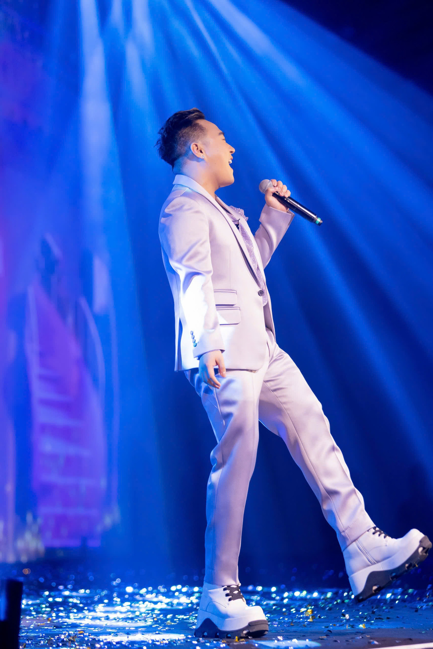 Ca sĩ Trung Quân đến đêm nhạc với ngoại hình thon gọn. Nam ca sĩ nói anh vừa giảm thành công 10 kg. Ca sĩ sinh năm 1989 thể hiện loạt hit Trót yêu, Và Ngày nào đó, liên khúc Thả vào mưa - Mưa tháng 6 với chất giọng cao đặc trưng.