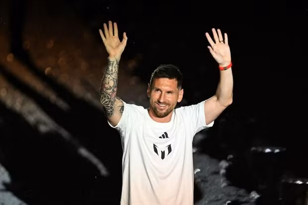 Sáng 17/7 (giờ Việt Nam), Messi chính thức ra mắt tại CLB Inter Miami sau khi rời PSG. 18.000 khán giả chào đón sự xuất hiện của siêu sao bóng đá.