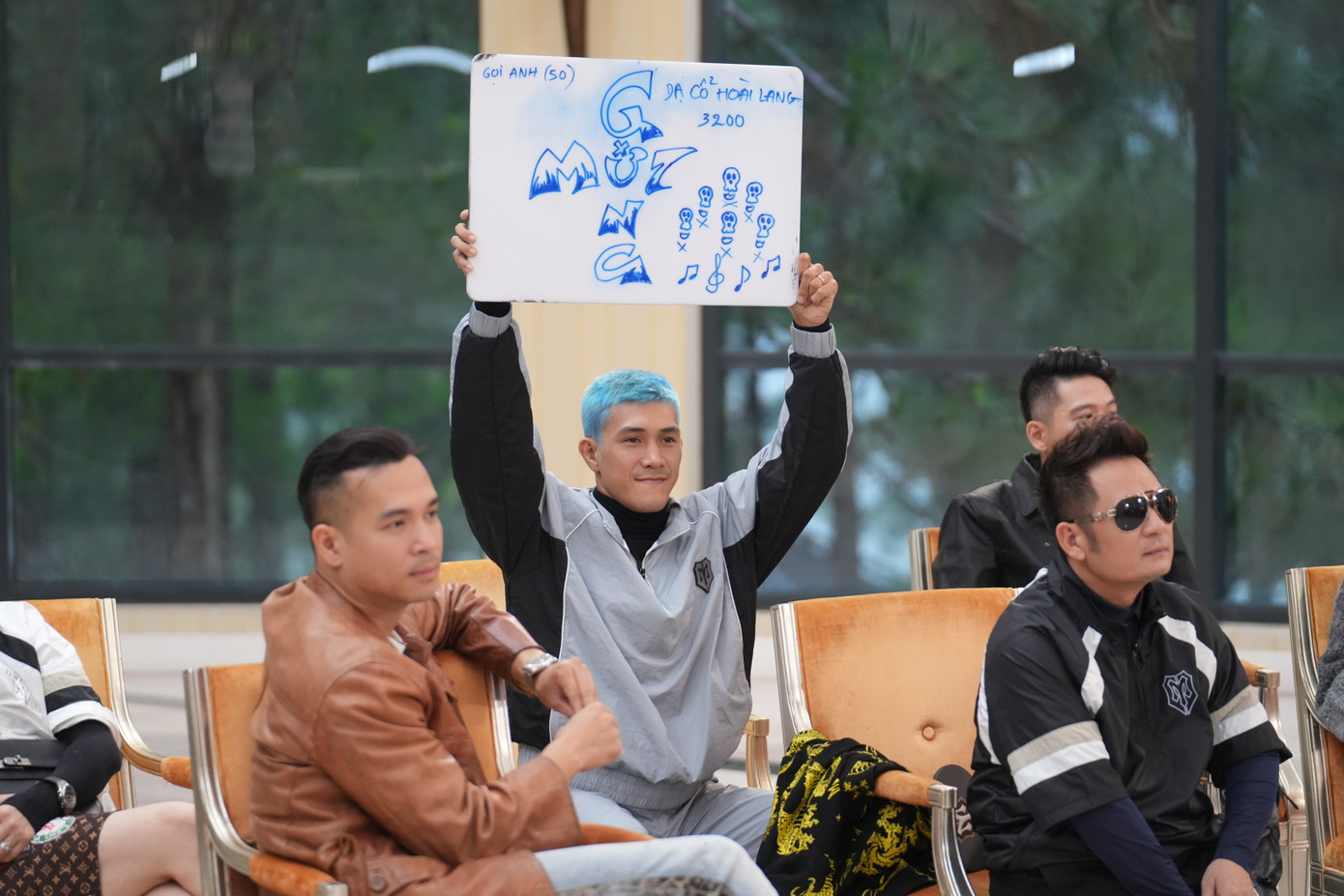 Các anh tài trong phần đấu giá giành tiết mục biểu diễn. Các anh tài trong phần đấu giá giành tiết mục biểu diễn.