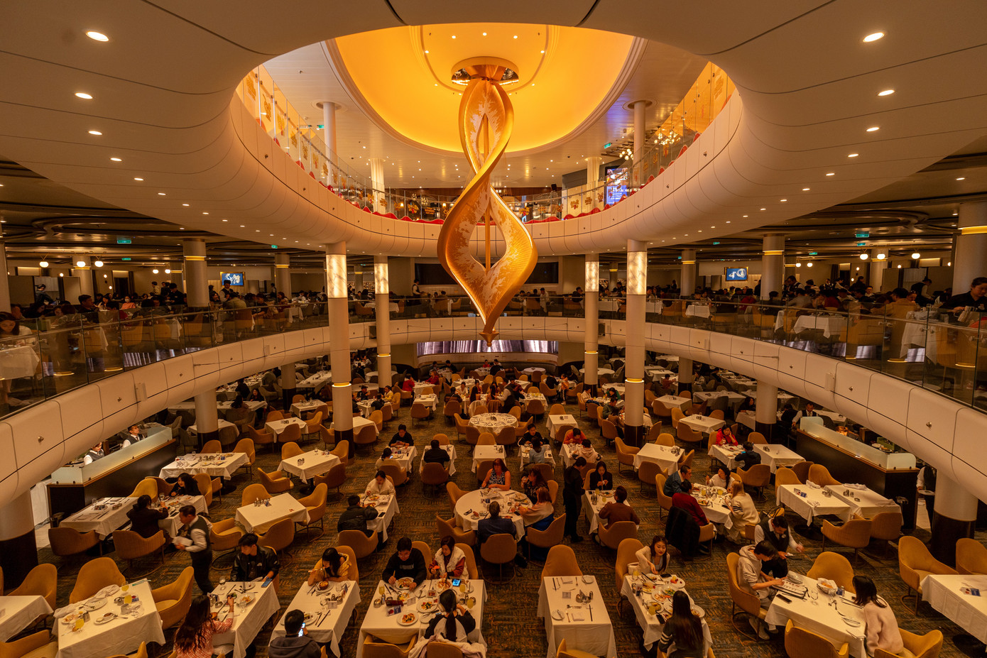 Hình ảnh trên siêu du thuyền 5 sao mang tên Spectrum of the Sea.