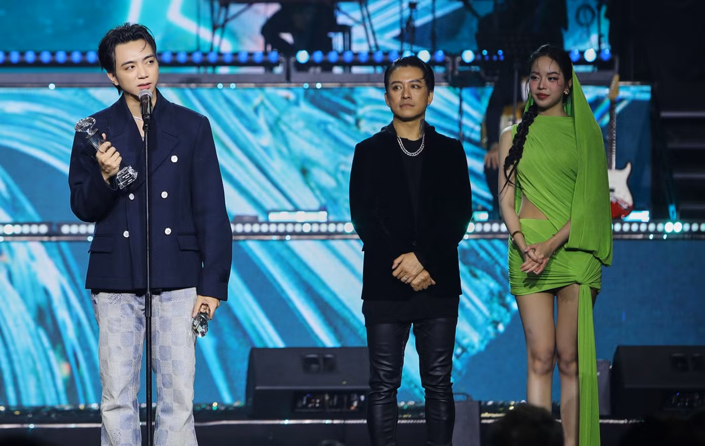 Sau một năm hoạt động mạnh mẽ với album Bật nó lên và tham gia chương trình Anh trai vượt ngàn chông gai, Soobin đã mang về một trong những giải quan trọng nhất về mặt chuyên môn là giải Album của năm và Sự kết hợp xuất sắc cùng các anh trai trong Trống cơm. Trước đó, Soobin được đề cử ở các hạng mục quan trọng như Ca sĩ đột phá, Nam ca sĩ/Rapper của năm. Sau một năm hoạt động mạnh mẽ với album Bật nó lên và tham gia chương trình Anh trai vượt ngàn chông gai, Soobin đã mang về một trong những giải quan trọng nhất về mặt chuyên môn là giải Album của năm và Sự kết hợp xuất sắc cùng các anh trai trong Trống cơm. Trước đó, Soobin được đề cử ở các hạng mục quan trọng như Ca sĩ đột phá, Nam ca sĩ/Rapper của năm.