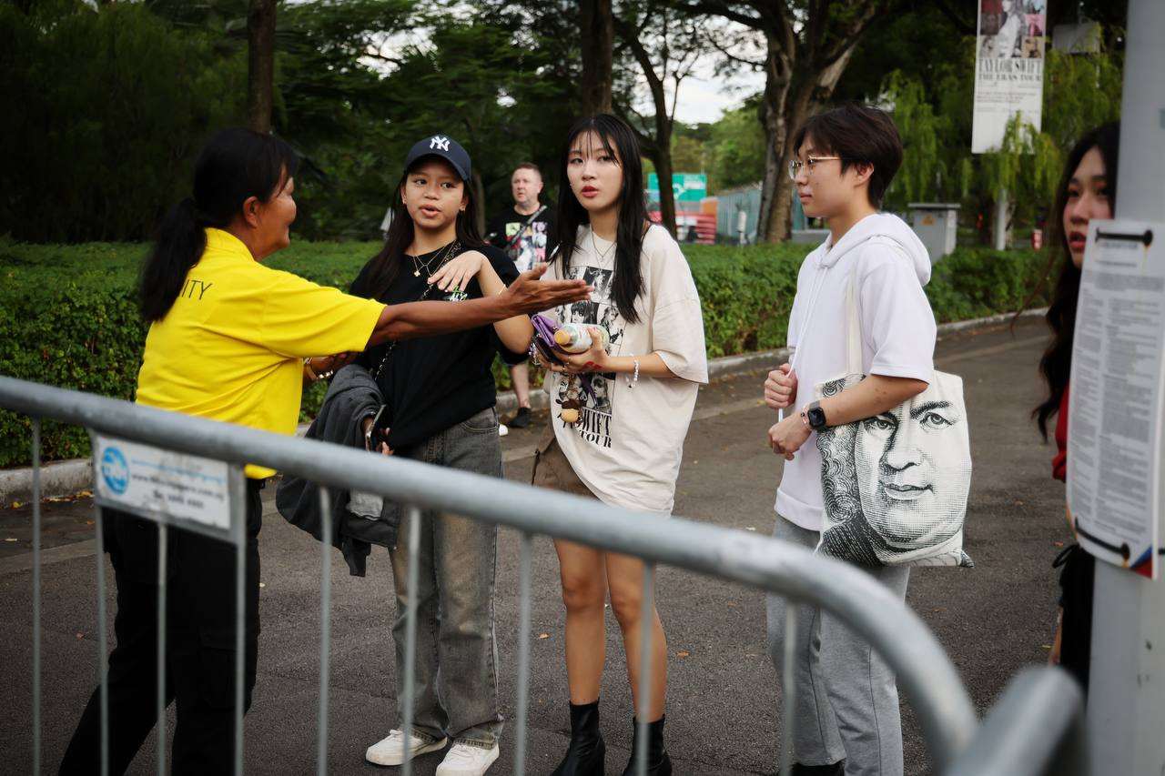 Do lượng khán giả quá đông, một số người đến muộn bị nhân viên an ninh mời ra khỏi khu vực check-in để tránh gặp sự cố. Do lượng khán giả quá đông, một số người đến muộn bị nhân viên an ninh mời ra khỏi khu vực check-in để tránh gặp sự cố.