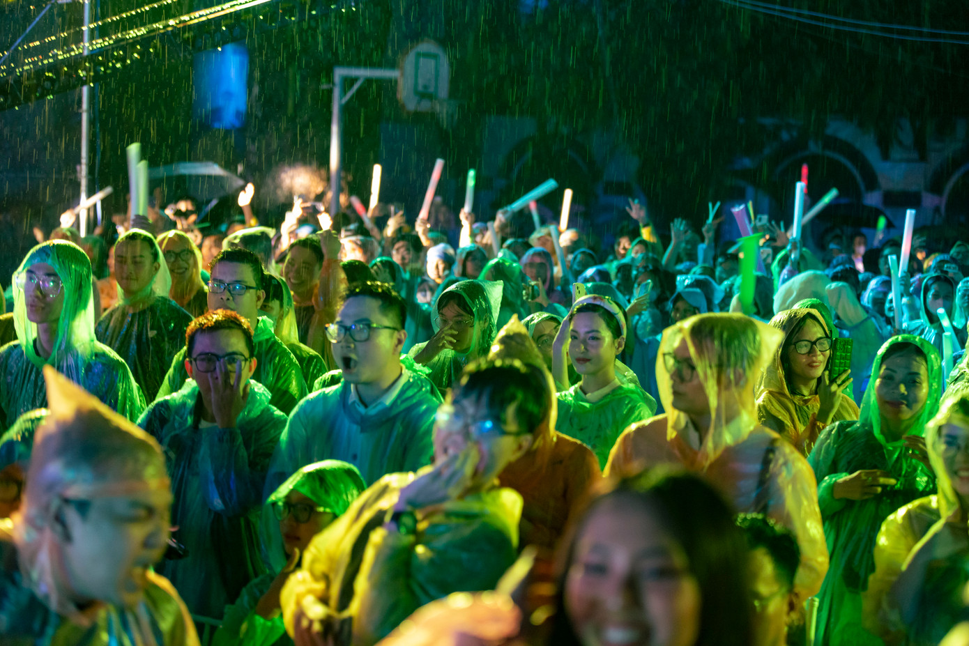 Mưa lớn kéo dài từ 18h30 đến gần cuối buổi diễn nhưng khán giả vẫn ở lại ủng hộ. Hoa hậu Mai Phương ngồi bên dưới, liên tục gọi tên và ủng hộ Phương Mỹ Chi. Mưa lớn kéo dài từ 18h30 đến gần cuối buổi diễn nhưng khán giả vẫn ở lại ủng hộ. Hoa hậu Mai Phương ngồi bên dưới, liên tục gọi tên và ủng hộ Phương Mỹ Chi.