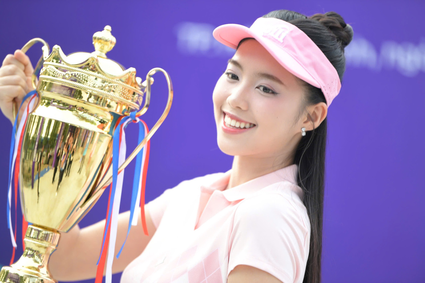 Á hậu Châu Anh nói muốn thử sức, sau khi chứng kiến màn thi đấu của các vận động viên chuyên nghiệp, Hoa hậu Đỗ Thị Hà và Á hậu Ngọc Hằng trên sân bóng.