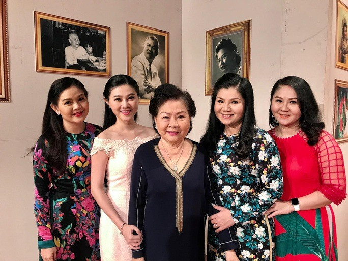 Nghệ sĩ Xuân Yến cùng các hậu bối Trinh Trinh, Quế Trân, Tú Sương và Lê Thanh Thảo. Nghệ sĩ Xuân Yến cùng các hậu bối Trinh Trinh, Quế Trân, Tú Sương và Lê Thanh Thảo.