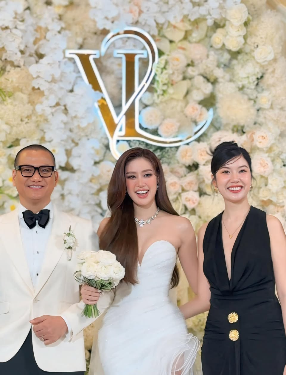 Á hậu Thúy Vân trang điểm nhẹ nhàng, mặc trang phục theo đúng dresscode ghi trong thiệp cưới. Trong top 3 Hoa hậu Hoàn vũ Việt Nam 2019, chỉ còn Kim Duyên đang độc thân.