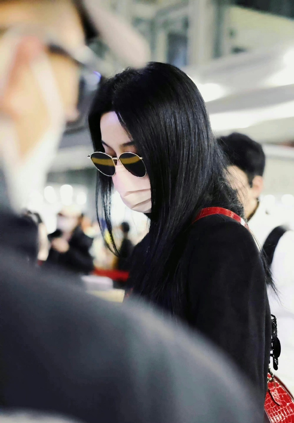 Phạm Băng Băng gây sốt khi xuất hiện chớp nhoáng tại sân bay.