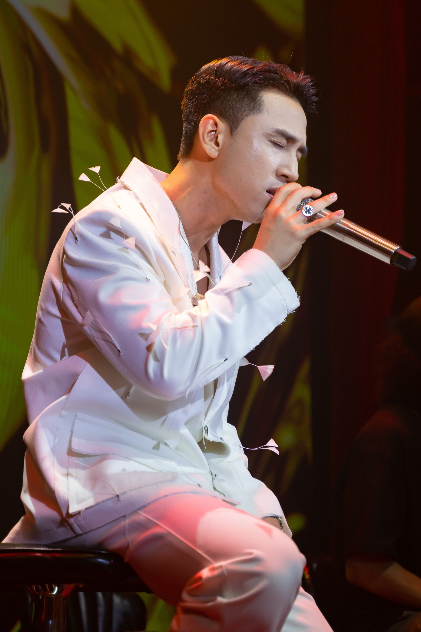 Tại đêm nhạc quy tụ ba thí sinh bước ra từ The Masked Singer, Dương Edward thể hiện loạt ca khúc gắn với nam ca sĩ tại chương trình như Thương em, Em hát ai nghe, Rung động... Khi được hỏi về việc tham gia mùa giải không thành công như mong đợi, nam ca sĩ nói anh không buồn vì điều đó. "Đến với The Masked Singer, tôi có trải nghiệm thú vị và dấu ấn nhất định. Đó là điều làm tôi hài lòng", Dương Edward nói. Tại đêm nhạc quy tụ ba thí sinh bước ra từ The Masked Singer, Dương Edward thể hiện loạt ca khúc gắn với nam ca sĩ tại chương trình như Thương em, Em hát ai nghe, Rung động... Khi được hỏi về việc tham gia mùa giải không thành công như mong đợi, nam ca sĩ nói anh không buồn vì điều đó. "Đến với The Masked Singer, tôi có trải nghiệm thú vị và dấu ấn nhất định. Đó là điều làm tôi hài lòng", Dương Edward nói.