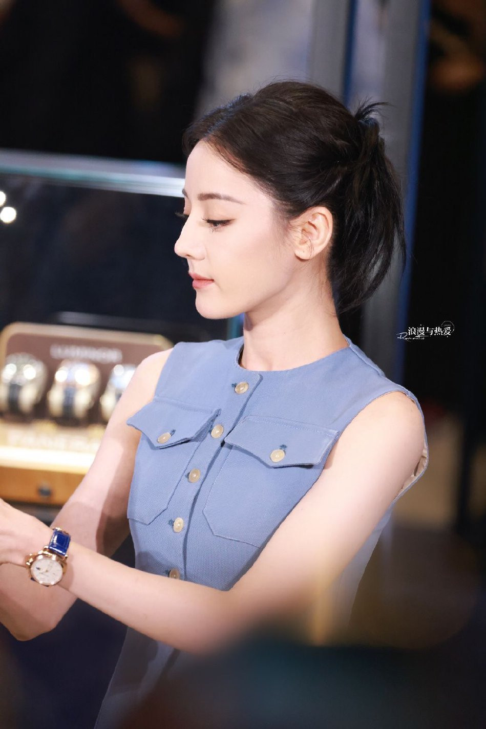 Địch Lệ Nhiệt Ba rạng rỡ tại sự kiện.