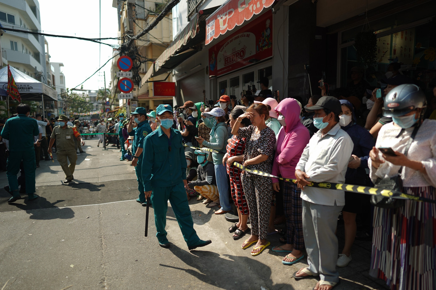 Đội ngũ dân quân tự vệ có mặt từ sớm, đứng hàng dài trên con đường Đoàn Thị Điểm, Phú Nhuận, TPHCM để giữ trật tự. Người dân xếp hàng đầy hai bên đường để tiễn biệt NSƯT Vũ Linh lần cuối.