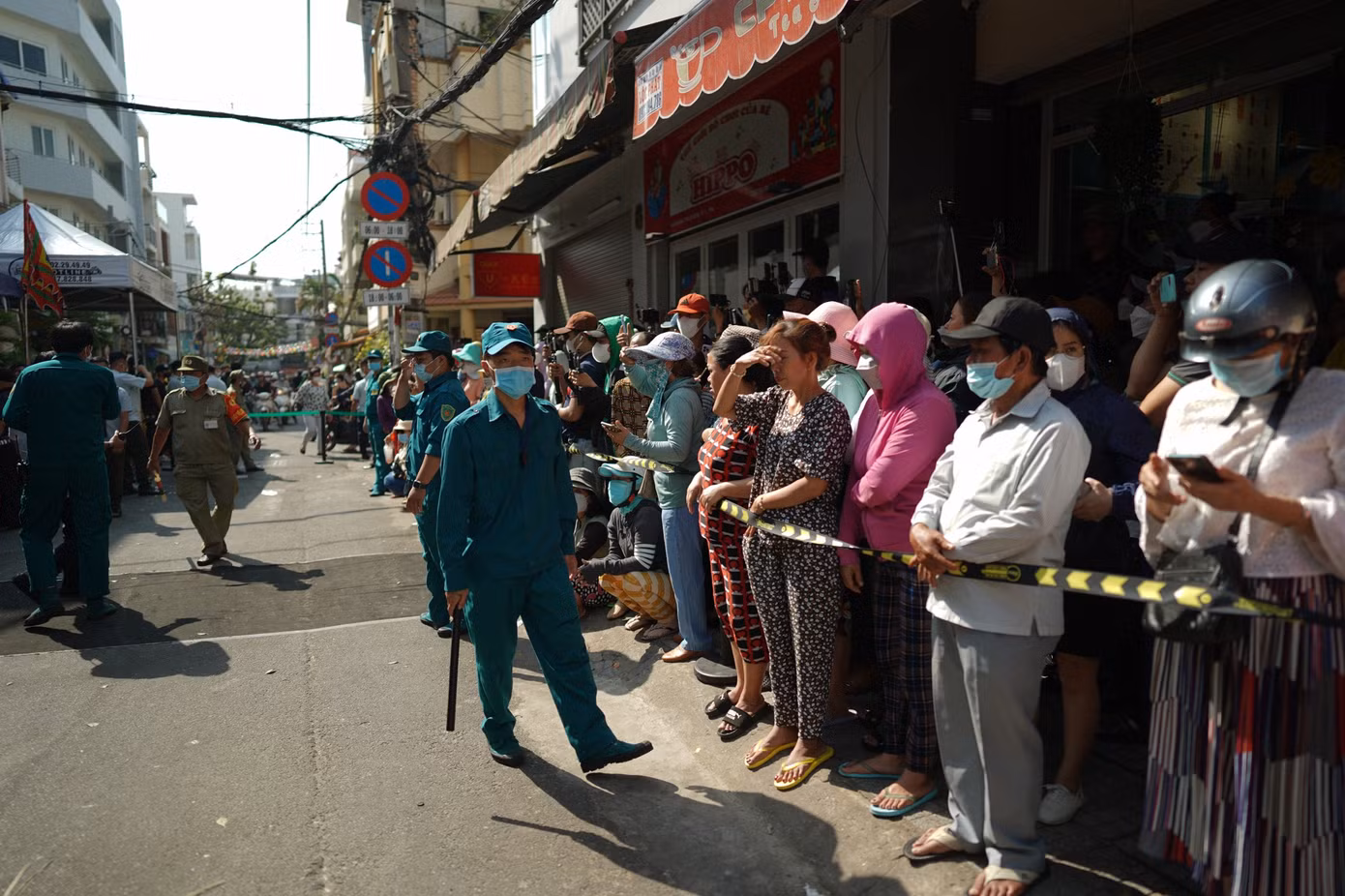 Đội ngũ dân quân tự vệ có mặt từ sớm, đứng hàng dài trên con đường Đoàn Thị Điểm, Phú Nhuận, TPHCM để giữ trật tự. Người dân xếp hàng đầy hai bên đường để tiễn biệt NSƯT Vũ Linh lần cuối.