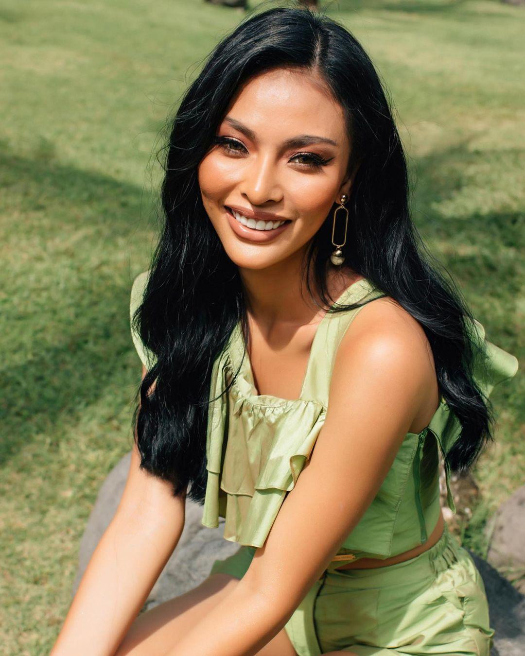 Trong vòng phỏng vấn kín ngày 17/10, các người đẹp nhận được câu hỏi Ai xứng đáng đăng quang cuộc thi năm nay bên cạnh loạt câu hỏi cá nhân. Trong đó, đại diện Indonesia được 15 thí sinh nhận định có cơ hội giật crown tại mùa giải năm nay.