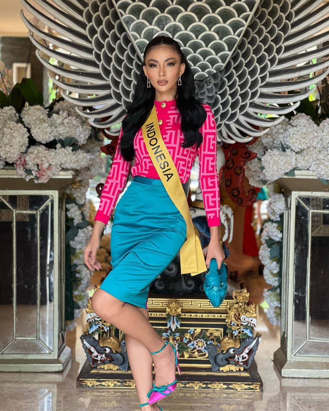 Andina Julie năm nay 20 tuổi. Cô có chiều cao đến 1,82 m cùng vóc dáng gợi cảm, gương mặt sắc sảo. Người đẹp không hề kém cạnh khi đứng cạnh các thí sinh châu Âu hoặc đại diện châu Mỹ.