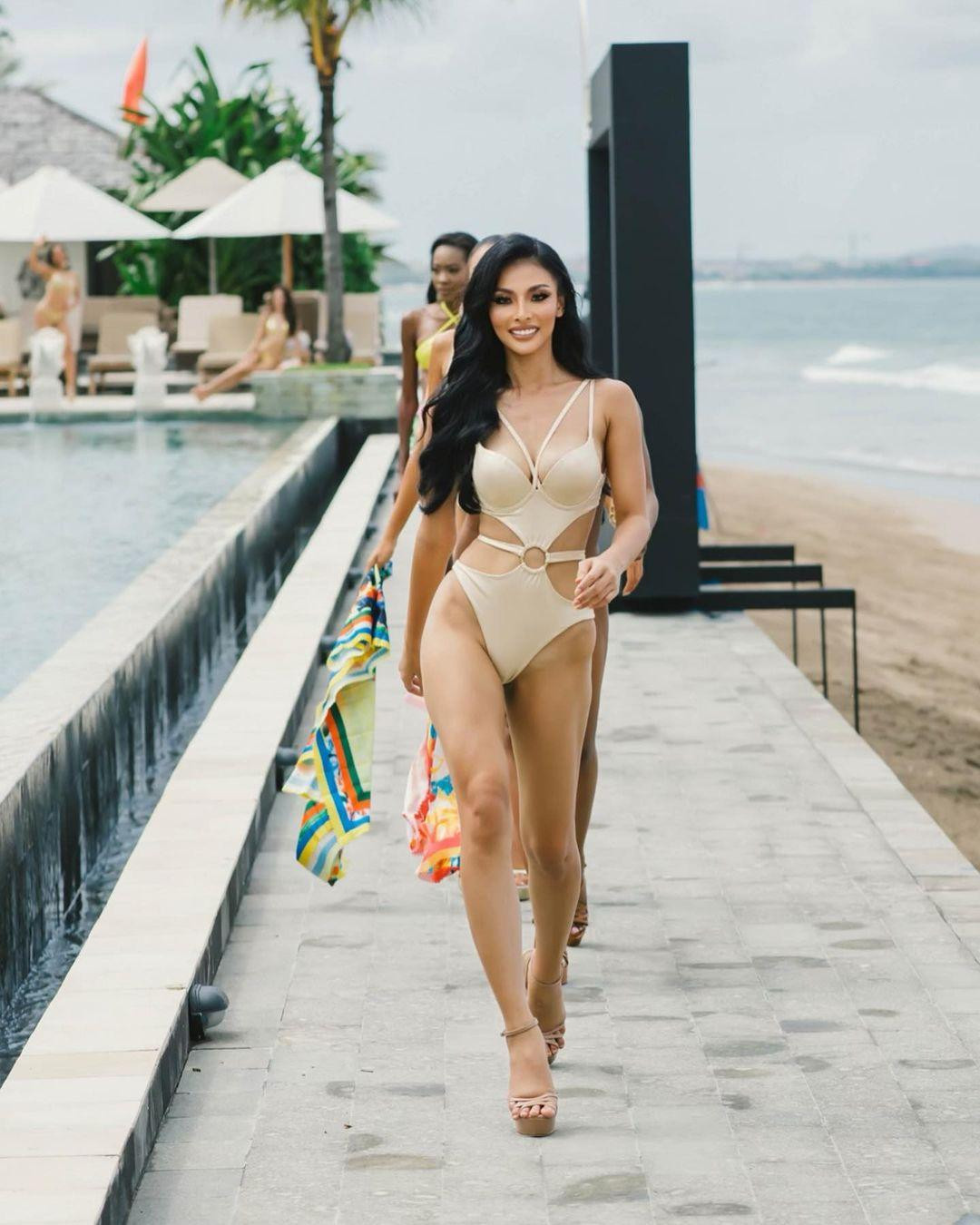 Tại phần thi trình diễn bikini, đại diện Indonesia khoe thân hình đồng hồ cát, vóc dáng nóng bỏng không thua bất kỳ người đẹp Latinh nào. Ngoài ra, cô truyền tải năng lượng, trình diễn tự tin và gây ấn tượng với fan quốc tế.