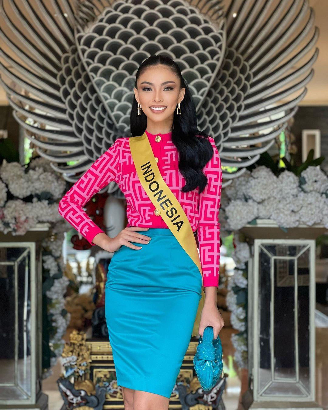 Andina Julie năm nay 20 tuổi. Cô có chiều cao đến 1,82 m cùng vóc dáng gợi cảm, gương mặt sắc sảo. Người đẹp không hề kém cạnh khi đứng cạnh các thí sinh châu Âu hoặc đại diện châu Mỹ.