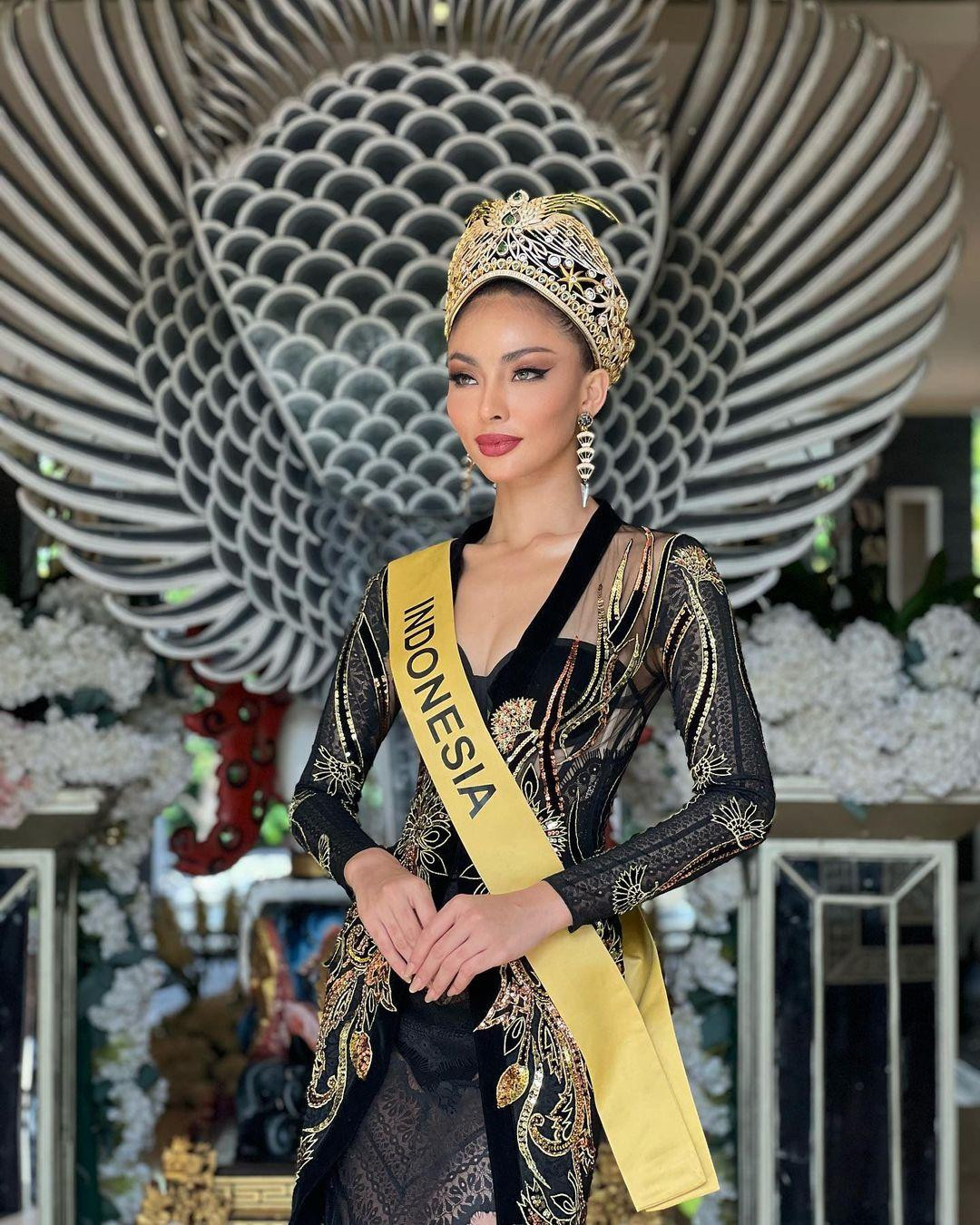Miss Grand Indonesia 2022 xuất thân trong gia đình làm nông và có ba anh em. Trong các cuộc phỏng vấn, cô luôn tự hào về nguồn gốc gia đình, quá trình vượt khó để tìm cơ hội tại các cuộc thi nhan sắc, trở thành người nổi tiếng.