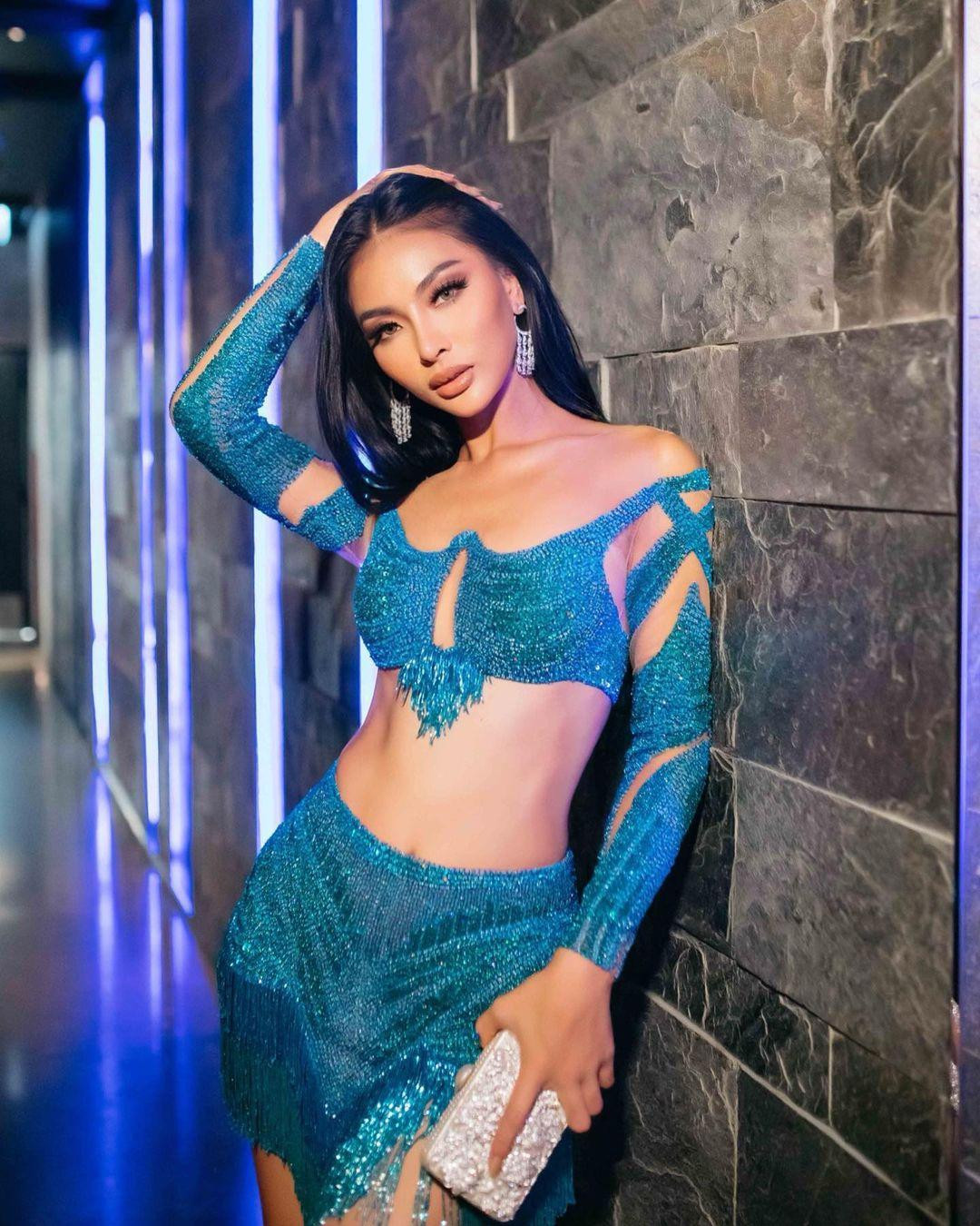 Trong một sự kiện, người đẹp Indonesia khoe khéo vòng eo gọn cùng vóc dáng thon gầy. Những bộ trang phục cô mang đến Miss Grand International 2022 chủ yếu cắt xẻ táo bạo, phong cách gợi cảm.