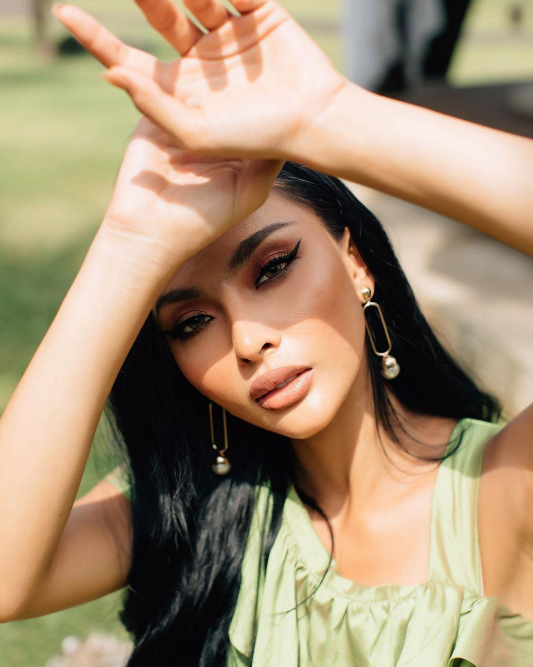 Trong vòng phỏng vấn kín ngày 17/10, các người đẹp nhận được câu hỏi Ai xứng đáng đăng quang cuộc thi năm nay bên cạnh loạt câu hỏi cá nhân. Trong đó, đại diện Indonesia được 15 thí sinh nhận định có cơ hội giật crown tại mùa giải năm nay.