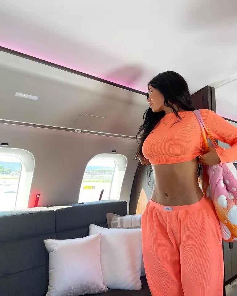 Kylie Jenner và con gái trên máy bay đắt đỏ. Ảnh: @kyliejenner. Kylie Jenner và con gái trên máy bay đắt đỏ. Ảnh: @kyliejenner.