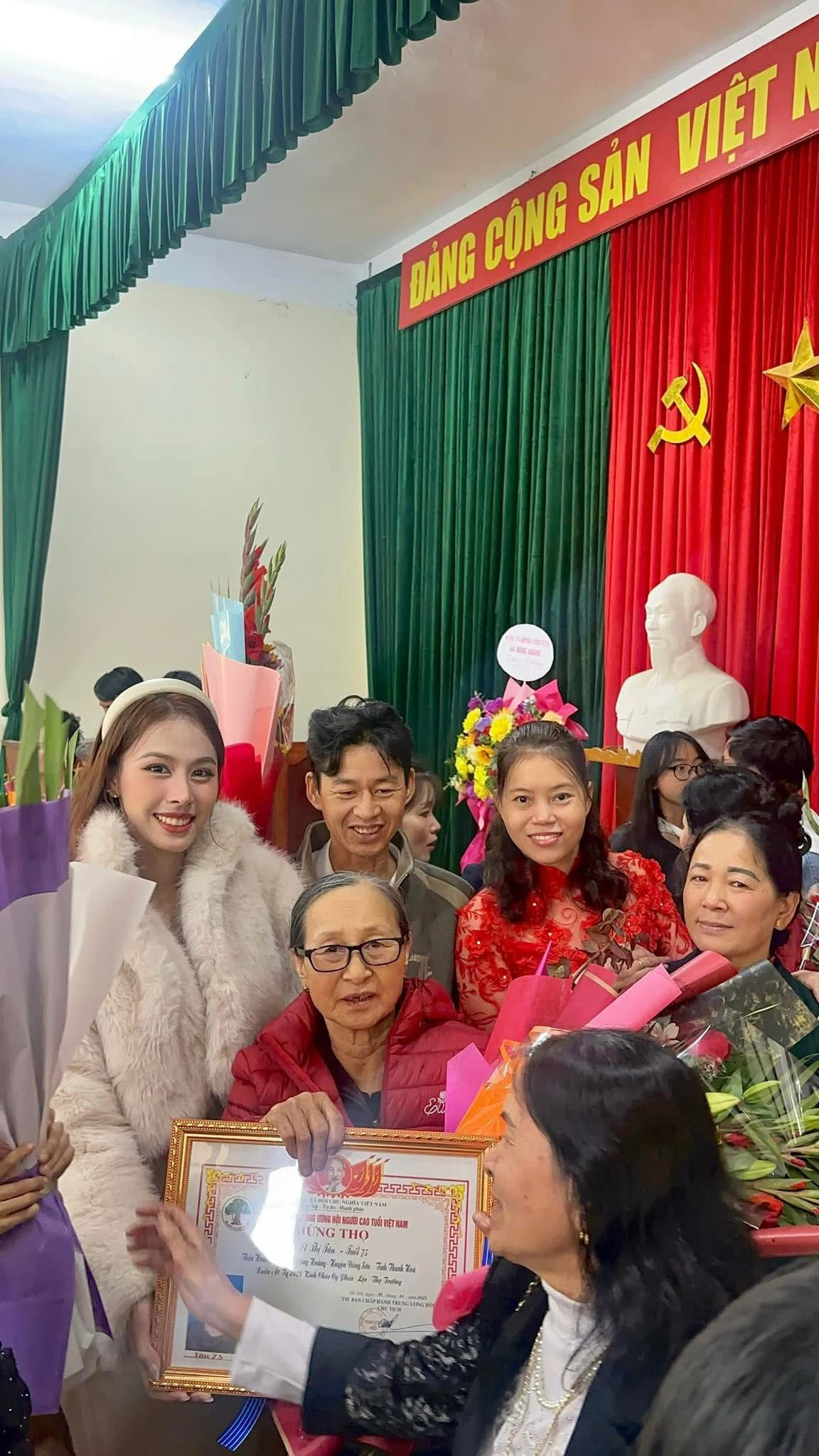 Á hậu Ngọc Hằng mừng thọ bà ở quê nhân dịp Tết Ất Tỵ.