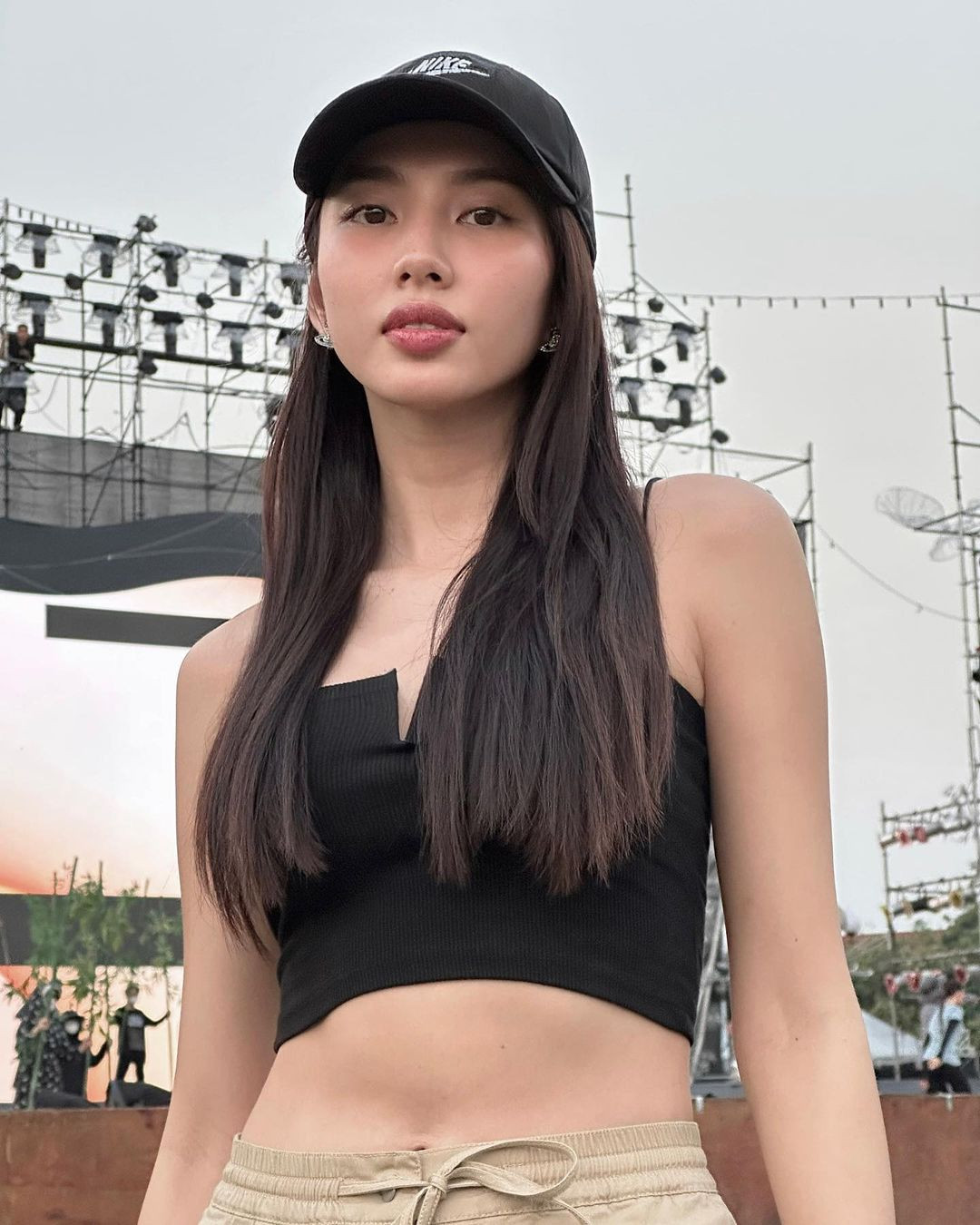 Phong cách đời thường của người đẹp được mệnh danh &quot;Miss Cut-out&quot; Nguyễn Thúc Thùy Tiên gắn với trang phục crop top.