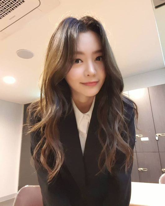 Cuối tháng 3, thêm diễn viên tuyên bố ly hôn là Seo Yu Ri. Nữ diễn viên thông báo chia tay chồng ngay trong buổi phát sóng trực tuyến. "Tôi đang làm thủ tục ly hôn. Tôi thấy nhẹ nhõm khi nói điều này. Tôi độc thân rồi, không phải lãng phí nước mắt cho người đàn ông không yêu thương mình", Yu Ri nói. Cuối tháng 3, thêm diễn viên tuyên bố ly hôn là Seo Yu Ri. Nữ diễn viên thông báo chia tay chồng ngay trong buổi phát sóng trực tuyến. "Tôi đang làm thủ tục ly hôn. Tôi thấy nhẹ nhõm khi nói điều này. Tôi độc thân rồi, không phải lãng phí nước mắt cho người đàn ông không yêu thương mình", Yu Ri nói.