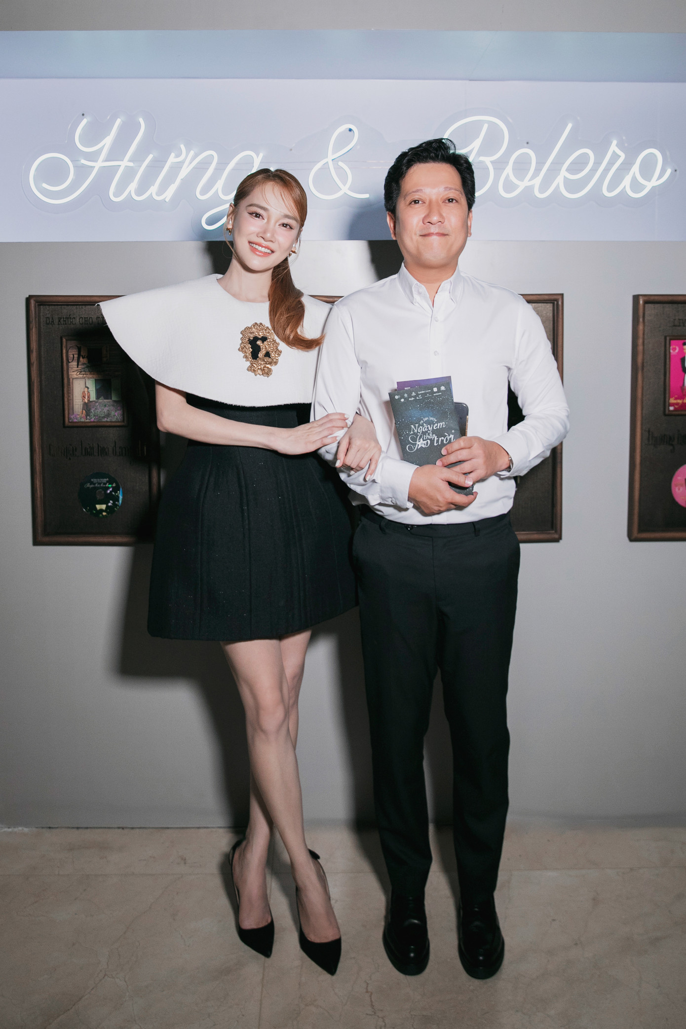 Trường Giang và Nhã Phương mặc đồng điệu trong đêm nhạc diễn ra tối 4/5. Diễn viên 1990 được khen ngày càng trẻ trung, giữ được sắc vóc thon gọn dù đã là bà mẹ hai con.