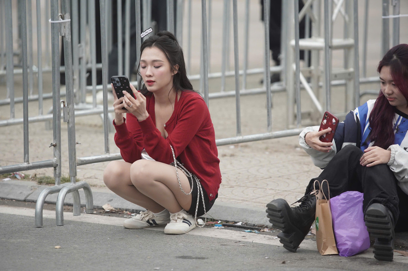 Một người hâm mộ của Hieuthuhai đầu tư phụ kiện, trang phục chờ vào sân khấu ủng hộ thần tượng. Concert Anh trai say hi tối 7/12 dự kiến thu hút hàng chục nghìn người.