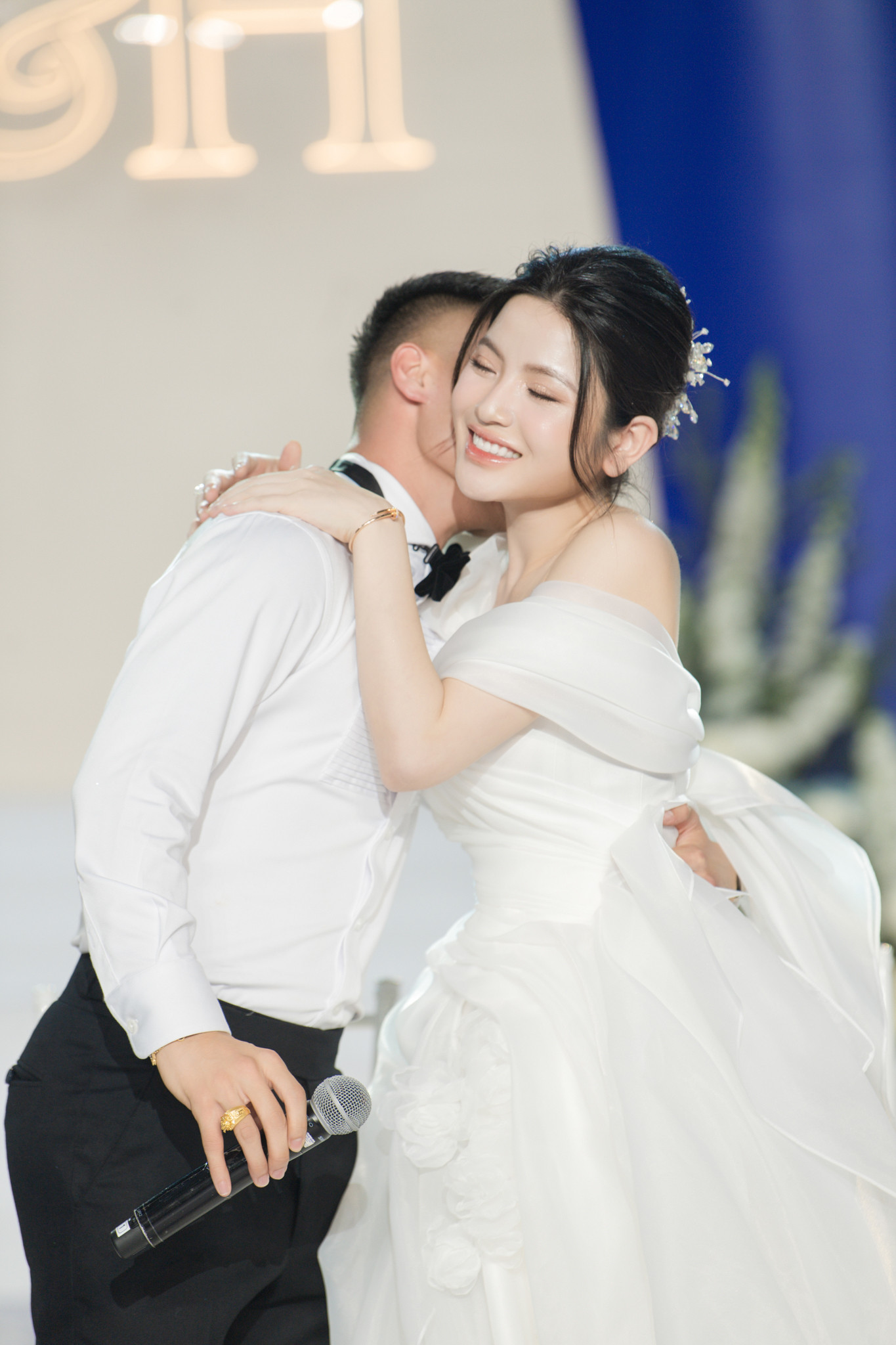 Sau bài phát biểu cảm ơn gia đình, Quang Hải dành cái ôm và hôn má tình cảm cho Chu Thanh Huyền. Người thân và bạn bè để lại nhiều bình luận chúc phúc dưới bức ảnh ghi lại khoảnh khắc cô dâu cười rạng rỡ.