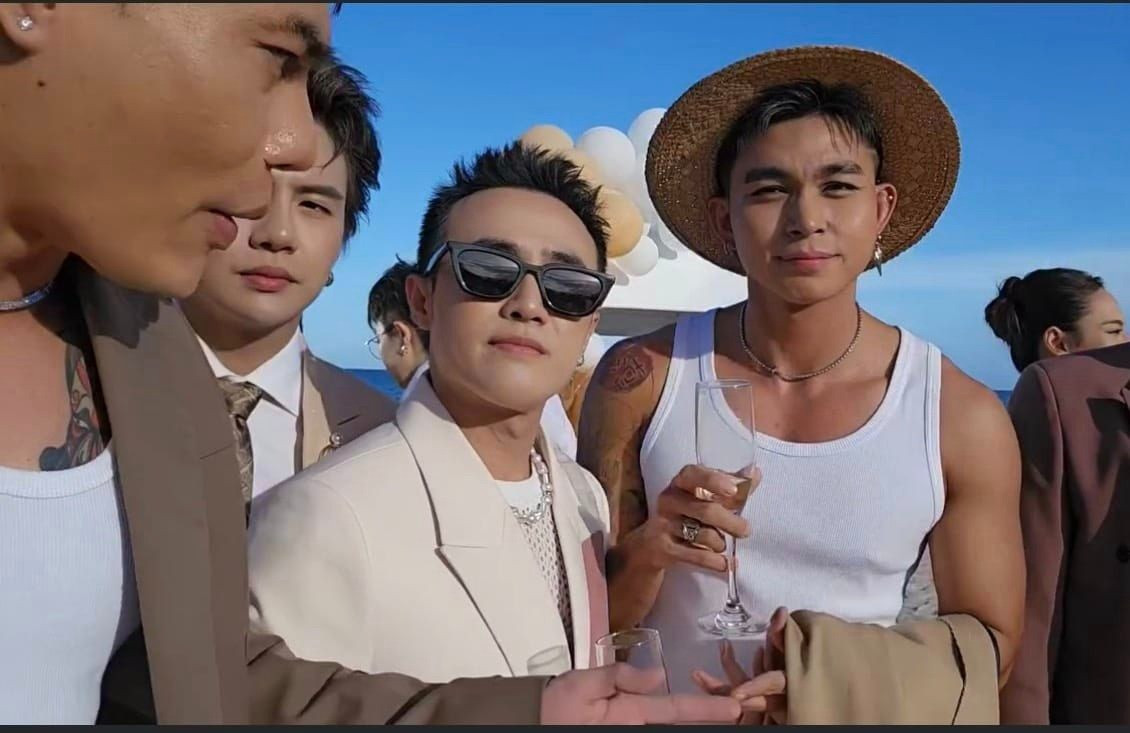 Jun Phạm khoe hình thể cơ bắp trong áo ba lỗ. Dàn diễn viên mặc đúng dresscode nâu - trắng theo yêu cầu của cô dâu và chú rể.