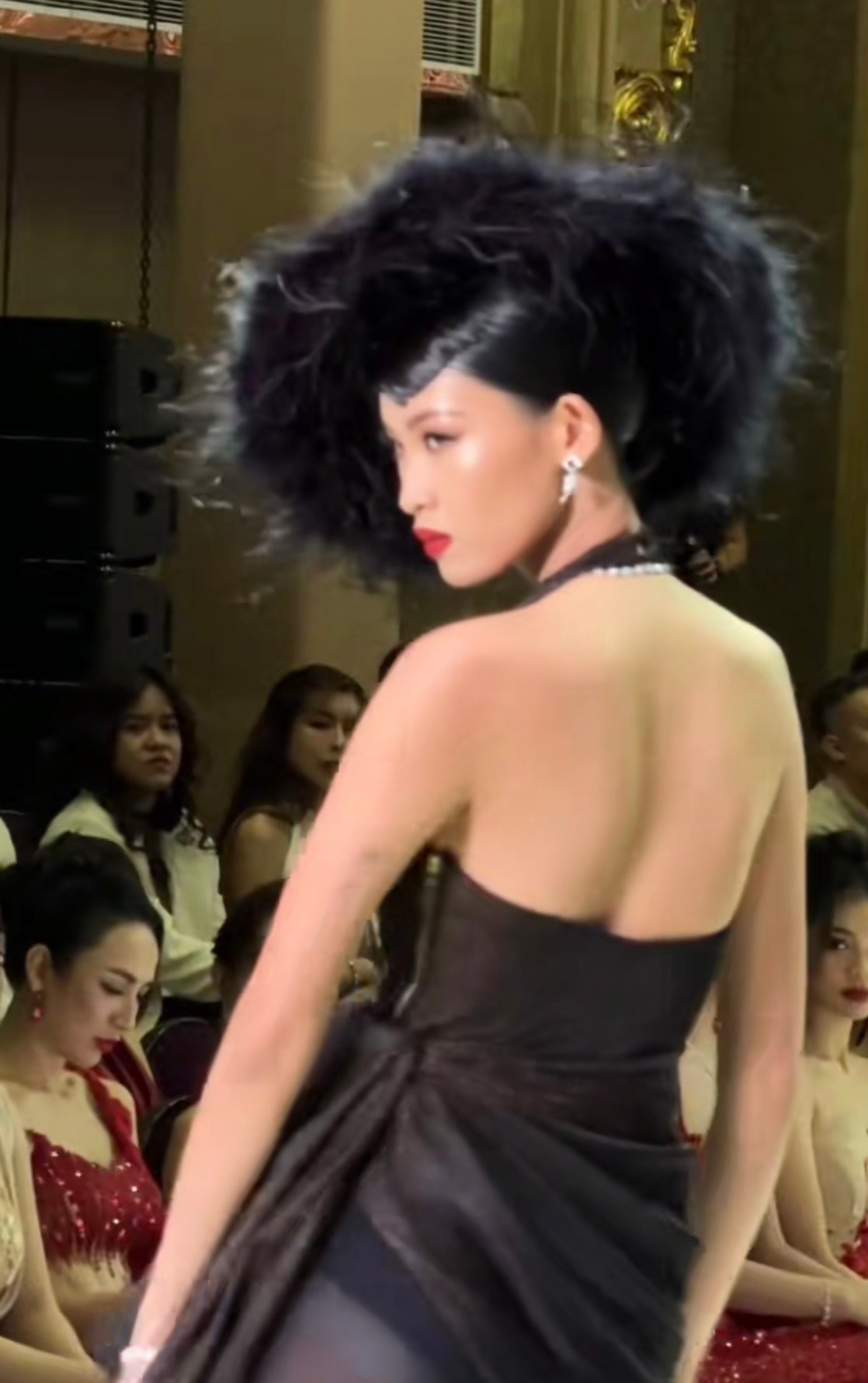 Hương Ly và Tú Anh trong show thời trang tối 26/5.