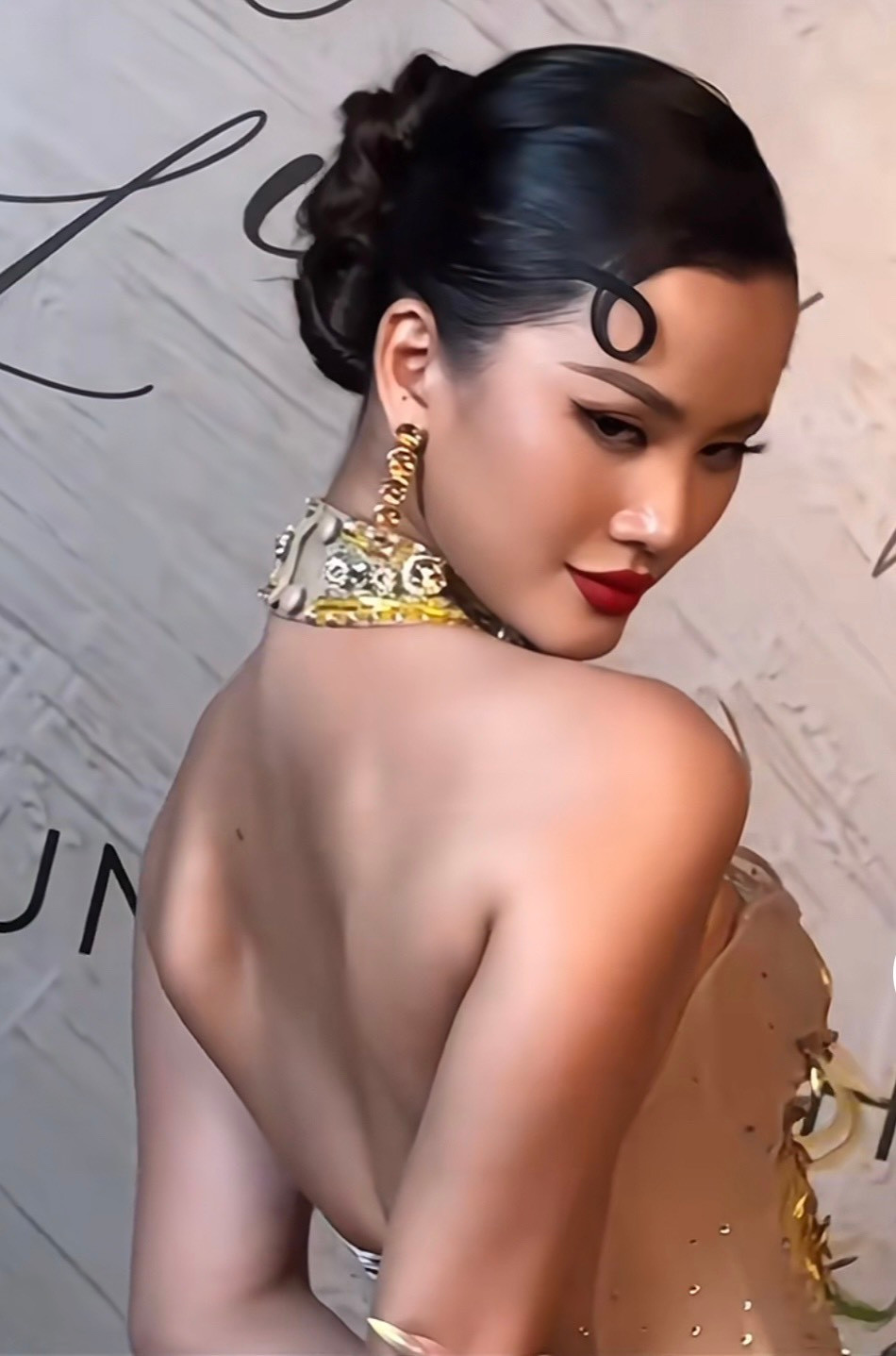 Hương Ly và Tú Anh trong show thời trang tối 26/5.