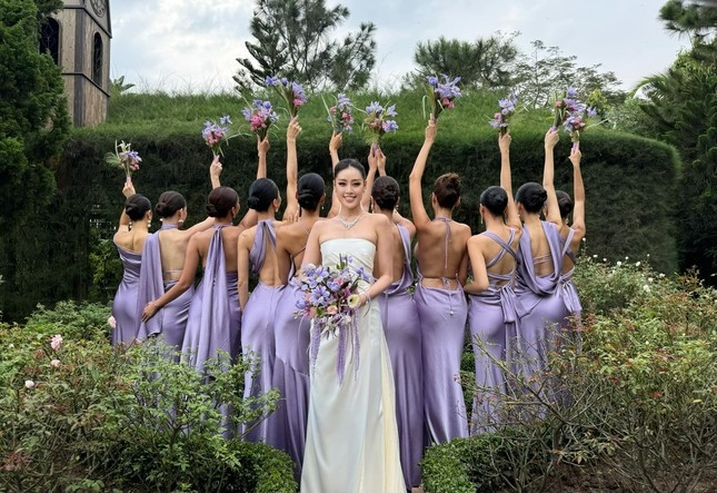 Trong bộ ảnh cưới trước đó, Hoa hậu Khánh Vân mặc váy trắng, tay ôm hoa tím - màu hoa giống vương miện Hoa hậu Hoàn vũ Việt Nam 2019. Hình ảnh loạt phù dâu khoe lưng trần, giấu mặt khiến nhiều người thắc mắc. Trong bộ ảnh cưới trước đó, Hoa hậu Khánh Vân mặc váy trắng, tay ôm hoa tím - màu hoa giống vương miện Hoa hậu Hoàn vũ Việt Nam 2019. Hình ảnh loạt phù dâu khoe lưng trần, giấu mặt khiến nhiều người thắc mắc.