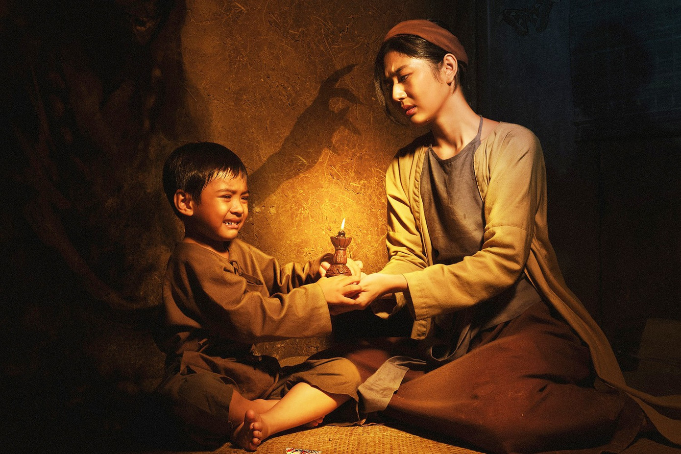 Trước Âm dương lộ, loạt phim đề tài kinh dị, tâm linh gồm Quỷ nhập tràng, Đèn âm hồn và Nhà gia tiên (hình ảnh từ trái sang) đều thắng lớn, thu hơn trăm tỷ đồng. Trước Âm dương lộ, loạt phim đề tài kinh dị, tâm linh gồm Quỷ nhập tràng, Đèn âm hồn và Nhà gia tiên (hình ảnh từ trái sang) đều thắng lớn, thu hơn trăm tỷ đồng.