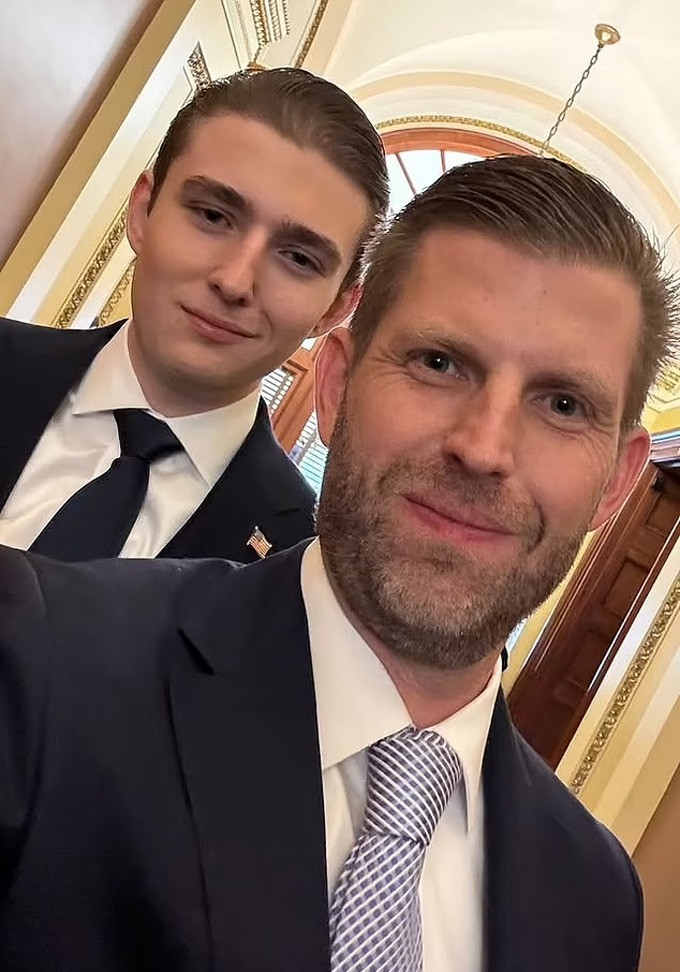 Bức ảnh Barron Trump selfie với Eric Trump tại Tòa nhà Quốc hội Mỹ được chia sẻ mạnh trên các nền tảng. Theo Daily Mail, Eric (con trai thứ hai của ông Trump) luôn quan tâm em trai từ khi Barron trở thành tâm điểm. Trước cuộc bầu cử, Eric mô tả em trai là "cử nhân được theo dõi nhiều nhất thế giới hiện tại". Eric nói thấy "thật sự may mắn khi ngày bé không nhận nhiều sự chú ý đến thế". Bức ảnh Barron Trump selfie với Eric Trump tại Tòa nhà Quốc hội Mỹ được chia sẻ mạnh trên các nền tảng. Theo Daily Mail, Eric (con trai thứ hai của ông Trump) luôn quan tâm em trai từ khi Barron trở thành tâm điểm. Trước cuộc bầu cử, Eric mô tả em trai là "cử nhân được theo dõi nhiều nhất thế giới hiện tại". Eric nói thấy "thật sự may mắn khi ngày bé không nhận nhiều sự chú ý đến thế".
