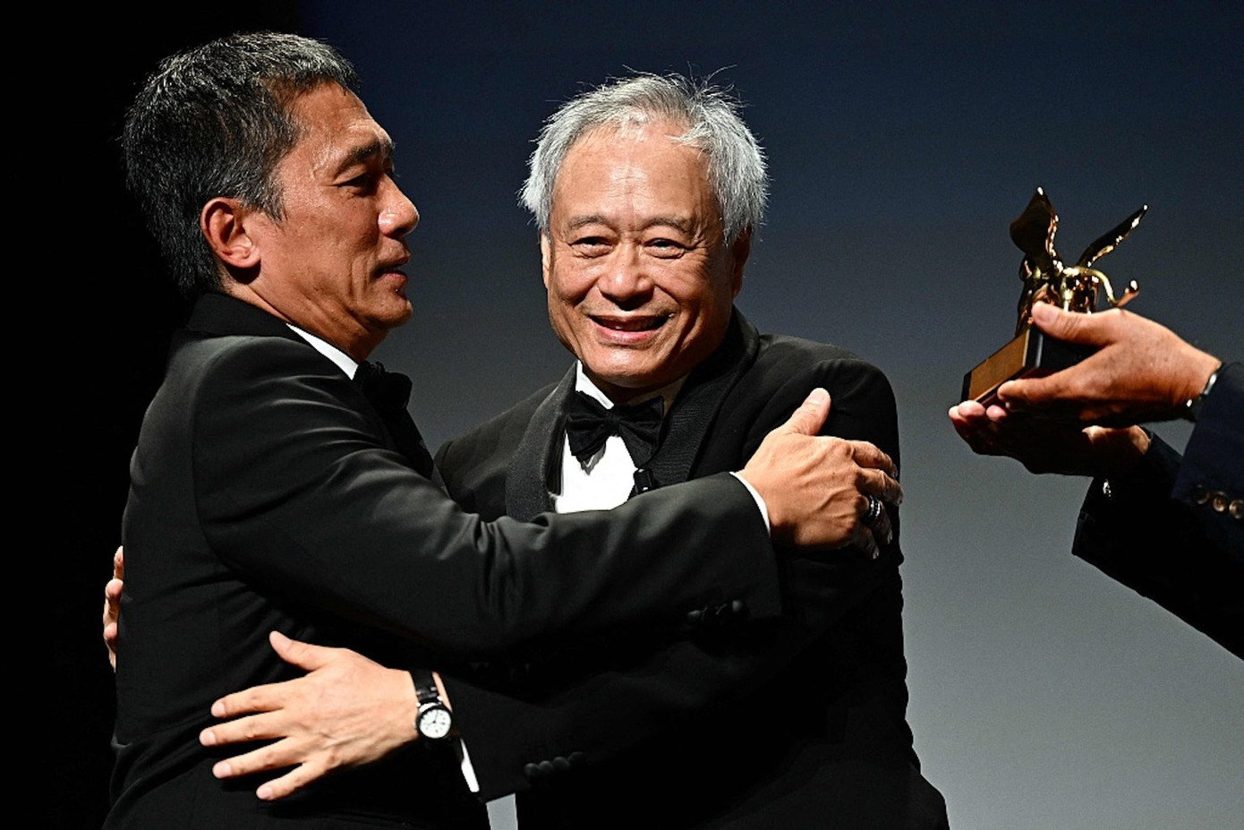 Lương Triều Vỹ nhắc đến Lưu Gia Linh trước tiên khi nhận Sư tử Vàng. Lương Triều Vỹ nhắc đến Lưu Gia Linh trước tiên khi nhận Sư tử Vàng.