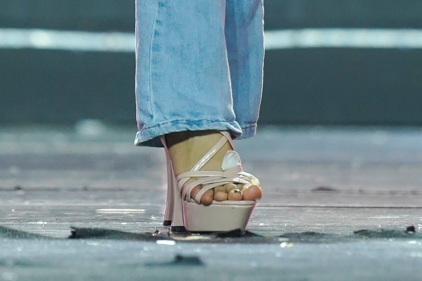 Một số thí sinh phải băng bó chân do mang giày cao gót suốt nhiều giờ. Nguyễn Phương Tường Vy cho biết đây là lần đầu cô đi giày cao gót phong cách hoa hậu, bị sứt móng chân do chưa quen. &quot;Dù có đau đớn, tôi cũng cố gắng tập trung làm tốt nhất. Cuộc thi đang vào giai đoạn căng thẳng. Tôi đang tập trung để làm tốt nhất có thể&quot;, Tường Vy nói.