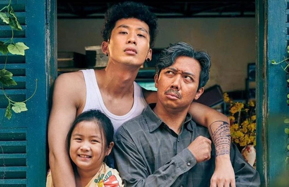 Bố già và Nhà bà Nữ của Trấn Thành đều lấy đề tài gia đình. Bố già và Nhà bà Nữ của Trấn Thành đều lấy đề tài gia đình.