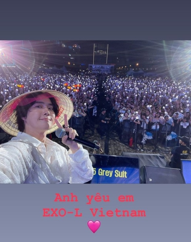 Nam ca sĩ đồng thời đăng ảnh checkin với người hâm mộ. Để bày tỏ tình cảm với fan Việt, Suho nhắn nhủ: "Anh yêu em EXO-L Vietnam". Trên mạng xã hội, fan hưởng ứng bằng nhiều bình luận như: "Em cũng yêu anh", "Anh là của em hay của ai?", "Em phải tranh giành với bao nhiêu người đây"... Nam ca sĩ đồng thời đăng ảnh checkin với người hâm mộ. Để bày tỏ tình cảm với fan Việt, Suho nhắn nhủ: "Anh yêu em EXO-L Vietnam". Trên mạng xã hội, fan hưởng ứng bằng nhiều bình luận như: "Em cũng yêu anh", "Anh là của em hay của ai?", "Em phải tranh giành với bao nhiêu người đây"...
