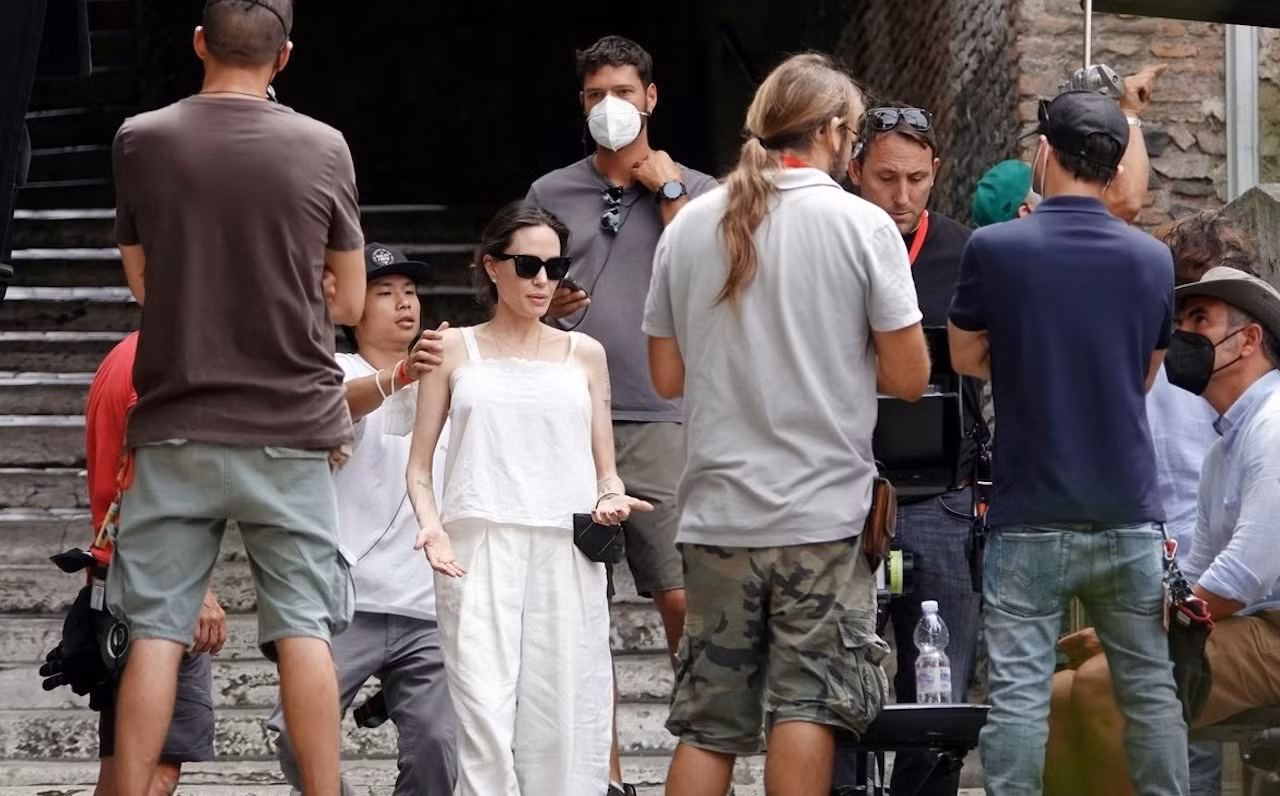 Thời gian Angelina Jolie sang Rome, Italy làm phim, Pax Thiên theo mẹ làm trợ lý. Trong cuộc phỏng vấn của Vogue, Angelina Jolie nói cô từng đắn đo khi nhận con nuôi, hiện biết ơn vì các con luôn bên cạnh. "Pax Thiên hiện là động lực để tôi sống. Tôi thấy may mắn khi được làm mẹ của Maddox, Pax Thiên và Zahara", cô nói.