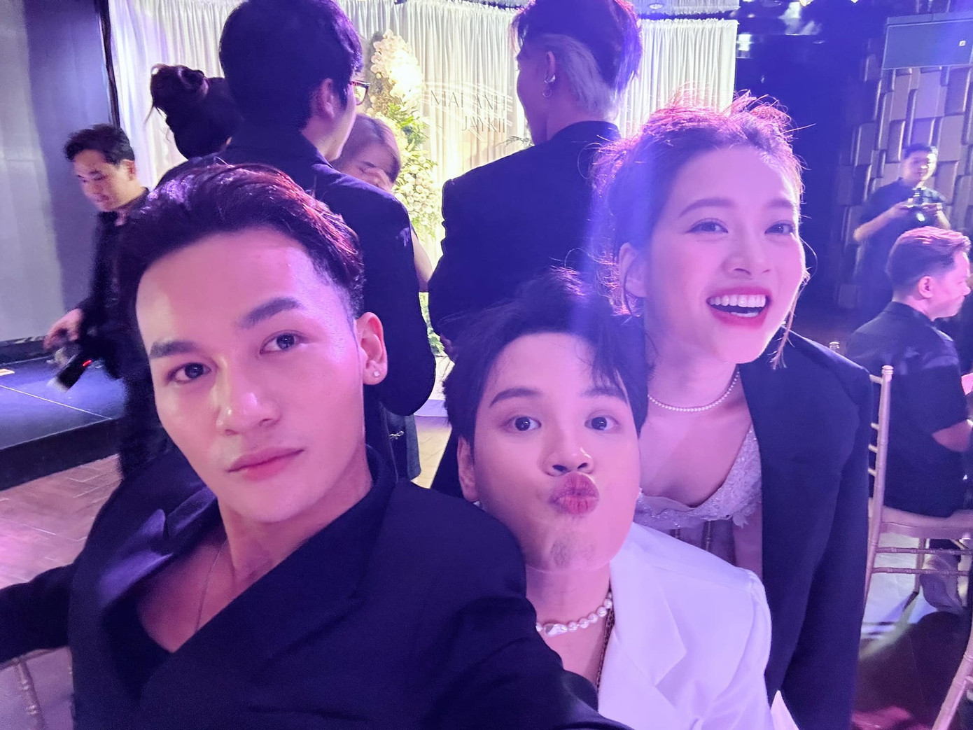 Khoảnh khắc thân thiết của Ali Hoàng Dương và vợ chồng Jaykii - Mai Anh.