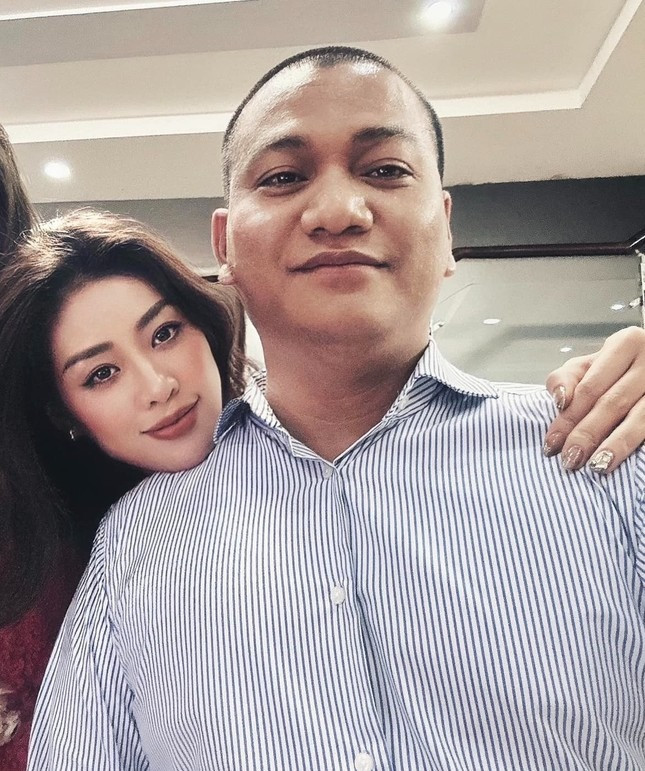 Nhiếp ảnh gia Nguyễn Long đồng hành cùng Khánh Vân từ năm 2021.