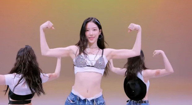 Thần tượng người Nhật Bản thường xuyên gây tranh cãi về trang phục. Thần tượng người Nhật Bản thường xuyên gây tranh cãi về trang phục.