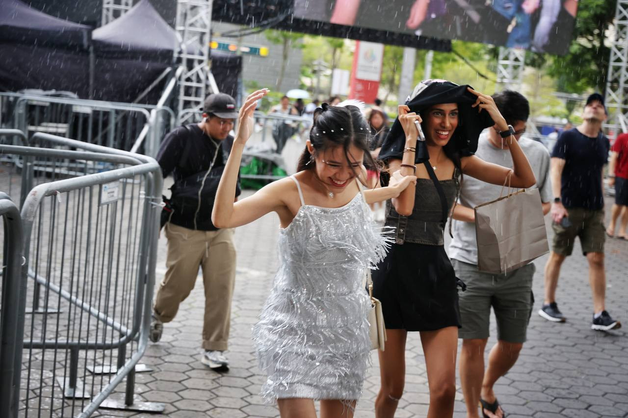 Fan của Taylor Swift đầu tư trang phục hơi hướm disco để giống với thần tượng trong chuyến lưu diễn vòng quanh thế giới. Tại khu vực ngoài trung tâm thương mại Kallang Wave, khán giả nói "mưa cho mát", núp dưới mái che và nhún nhảy theo nhạc của nữ ca sĩ. Fan của Taylor Swift đầu tư trang phục hơi hướm disco để giống với thần tượng trong chuyến lưu diễn vòng quanh thế giới. Tại khu vực ngoài trung tâm thương mại Kallang Wave, khán giả nói "mưa cho mát", núp dưới mái che và nhún nhảy theo nhạc của nữ ca sĩ.