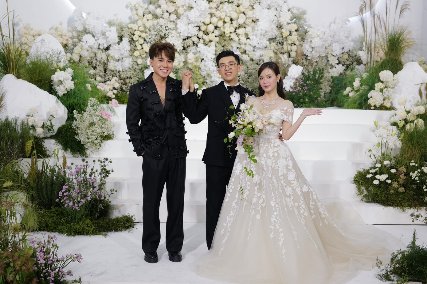 Tiko Tiến Công đến từ sớm mừng Midu cưới. Nam diễn viên là bạn thân của cô dâu. Trước đó, anh là một trong những chú rể phụ trong lễ rước dâu. Tiko Tiến Công đến từ sớm mừng Midu cưới. Nam diễn viên là bạn thân của cô dâu. Trước đó, anh là một trong những chú rể phụ trong lễ rước dâu.