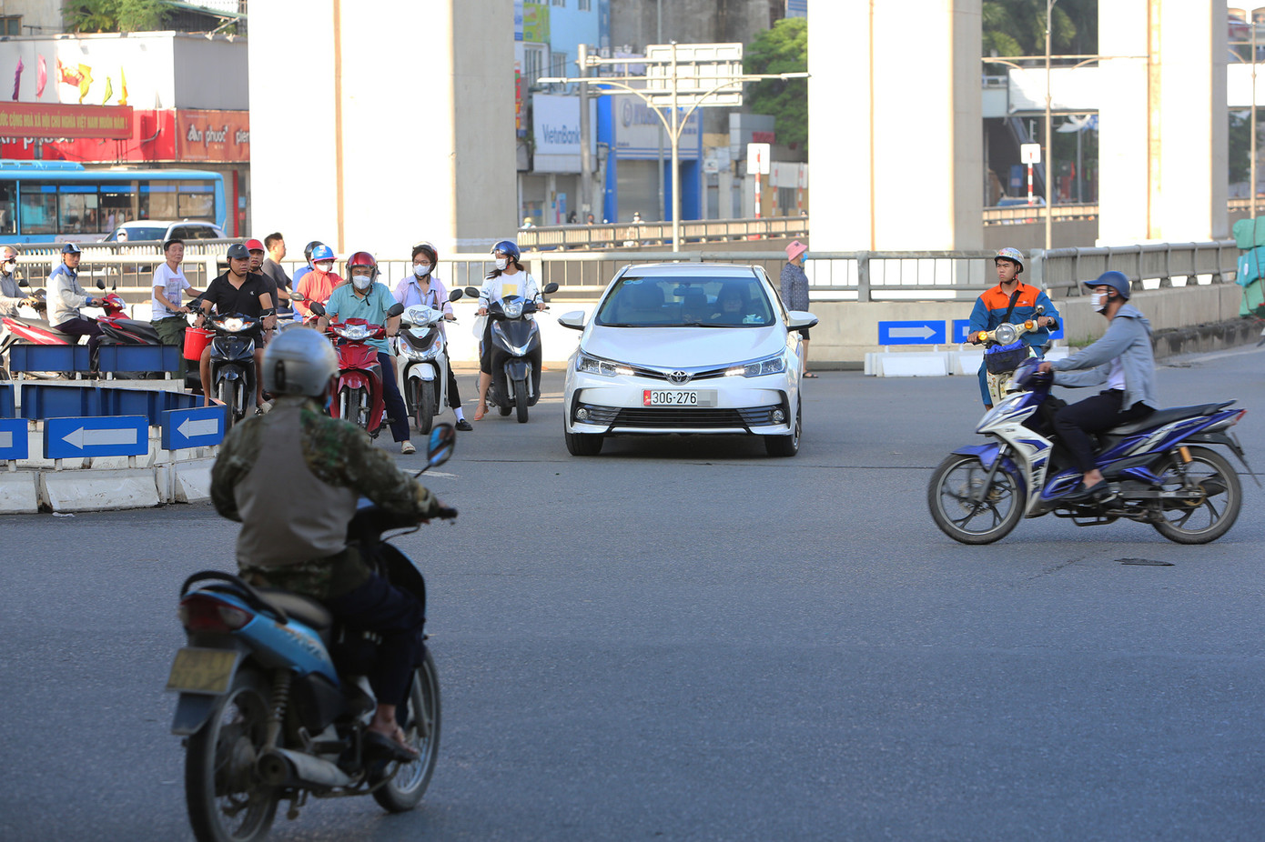 Không chỉ xe máy mà cả ô tô cũng đi ngược chiều. Không chỉ xe máy mà cả ô tô cũng đi ngược chiều.
