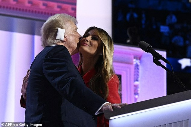Khoảnh khắc ông Trump hôn bà Melania gây sốt.