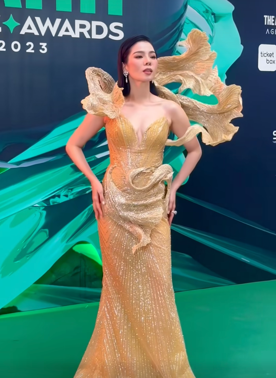 Lệ Quyên tại thảm đỏ và trên sân khấu trao giải Làn Sóng Xanh.
