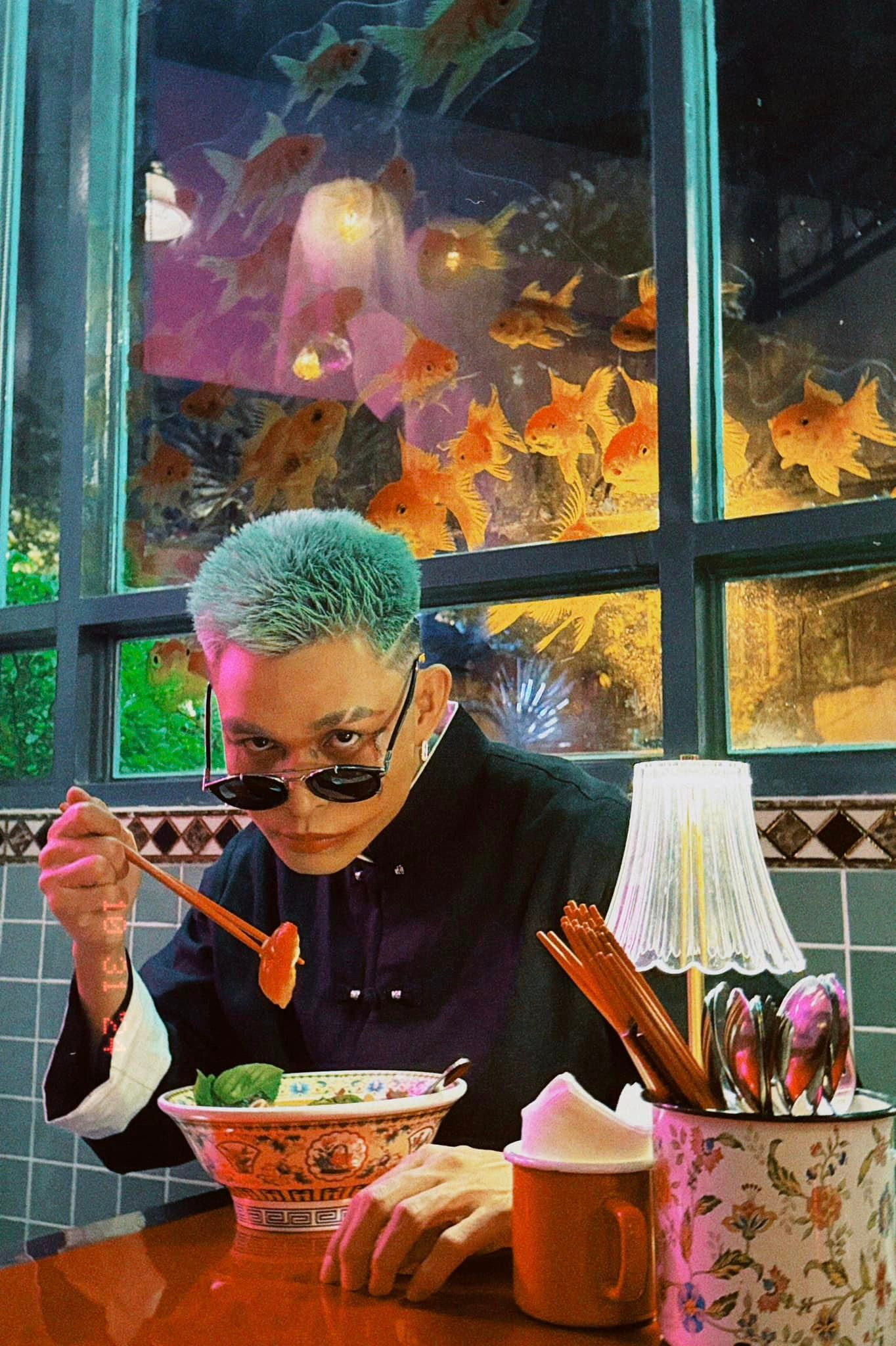 Jun Phạm hóa trang thành người Hoa sinh sống tại khu vực Chợ Lớn, TPHCM.