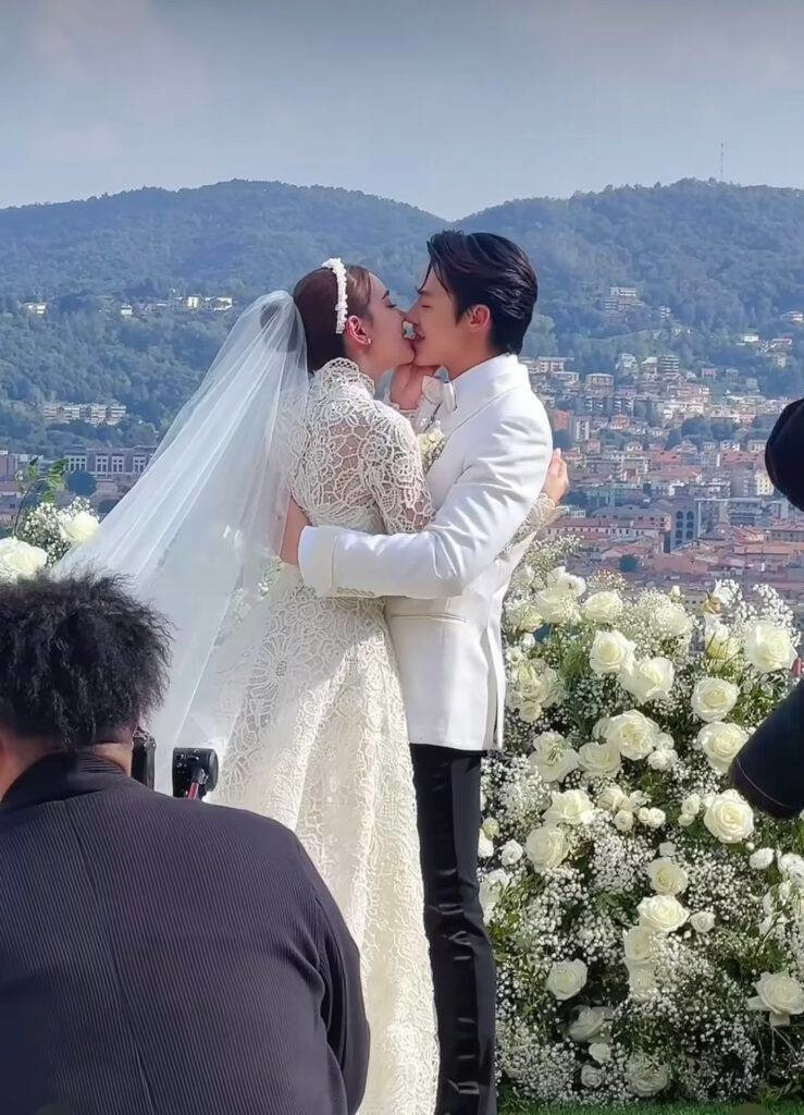 Mark Prin và Kimmy Kimberley tổ chức hôn lễ lãng mạn tại Villa Bonomi, Italy. Đám cưới của cặp diễn viên đẹp đôi nhất Thái Lan diễn ra tại biệt thự có hướng nhìn ra hồ Como, không gian lãng mạn và sang trọng.